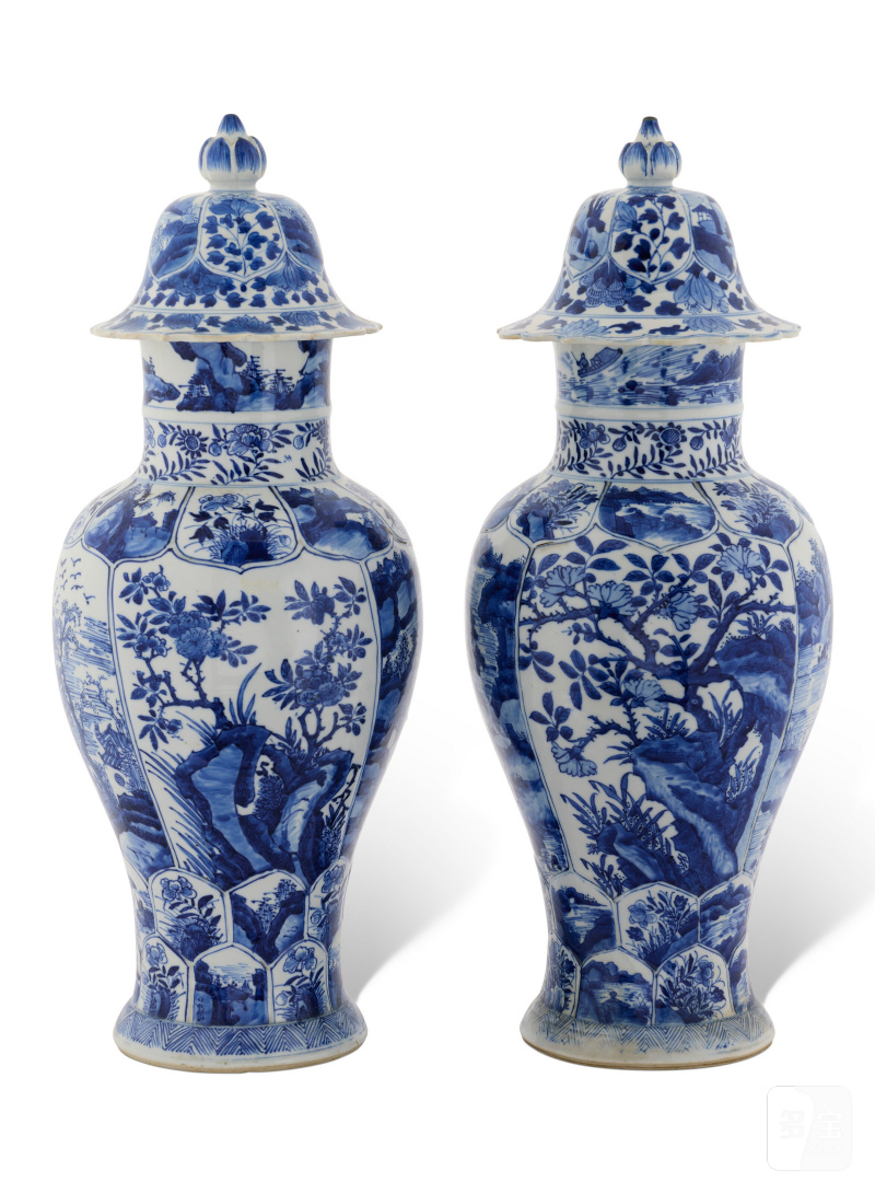 PAIRE DE POTICHES COUVERTES EN PORCELAINE BLEU BLANC  CHINE, DYNASTIE QING, ÉPOQUE KANGXI (1662-1722) - 图2